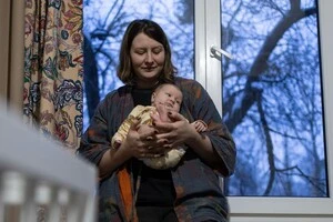 Анна з двомісячною Афіною у приватному будинку на Київщині, 27 січня 2026 року. Тато дівчинки воює на сході