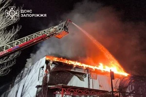 Унаслідок атаки пошкоджено житлові будинки, розташовані поруч із місцями влучань, а також припарковані автомобілі