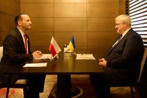 Глава МЗС Польщі Радослав Сікорський під час зустрічі з українським колегою Андрієм Сибігою. 24 лютого 2026 року