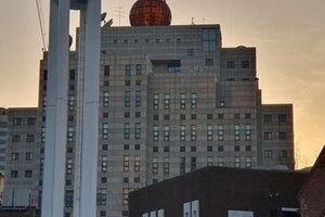 На банері був з напис російською мовою «Перемога буде за нами»