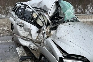 Внаслідок аварії кермувальник легковика та його 47-річна пасажирка отримали тілесні ушкодження та були госпіталізовані