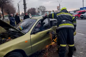 Рятувальники деблокували людей та передали їх медикам