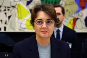 Макрон прийняв відставку директорки Лоранс де Кари після гучного пограбування Лувру