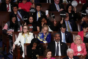 У 2025 році під час звернення Трампа до Конгресу демократи тримали таблички з написом «брехня»