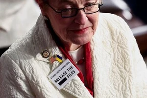 Марсі Каптур прикріпила на одяг значки прапорів США та УКраїни