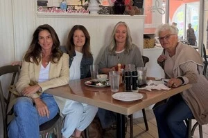 20 лютого Сінді Кроуфорд відзначала 60-річчя