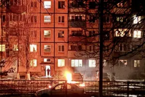 Російський безпілотник атакував пʼятиповерховий будинок