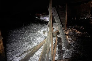 Внаслідок атаки пошкоджено адміністративну будівлю місцевого центру зайнятості та продовольчий магазин