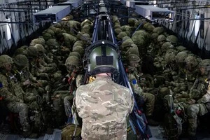 Бійці французької армії на облавку літака під час навчань «Оріон»