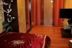 Квартира розташована у цегляному будинку типу «сталінка», зведеному у 1961 році