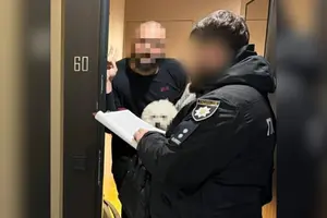 За даними слідства, у столиці група осіб організувала підпільне виготовлення алкоголю