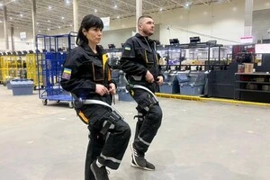 На одному з терміналів «Укрпошти» розпочався тест-драйв екзоскелетів