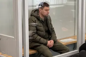 Українця підозрюють у корупції під час будівництва укриттів для літаків