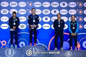 Соломія Винник (друга ліворуч) виборола золото у ваговій категорії до 57 кг