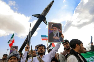 Чоловік тримає фото верховного лідера Алі Хаменеї під час мітингу пам'яті. Сана (Ємен), 1 березня 2026 року