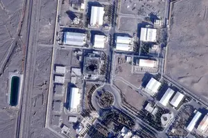 Супутниковий знімок показує будівлю (у центрі) на іранському об'єкті збагачення урану в Натанзі, яка була пошкоджена внаслідок атаки США, станом на 3 грудня 2025 року