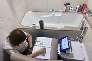 Донька українки Олександри Говорухи навчається в туалеті через вибухи в Дубаї