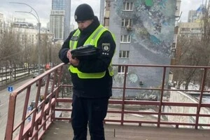 Слідчо-оперативна група районного управління поліції, криміналісти та судово-медичний експерт встановлюють обставини події