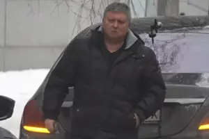 За даними журналістів, рідний брат Медведчука у 2015 році видавав В’ячеславу Абрамову довіреність на користування автівкою Porsche Cayenne