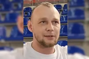 Бушмакін є членом національної збірної РФ з веслування на байдарках і каное