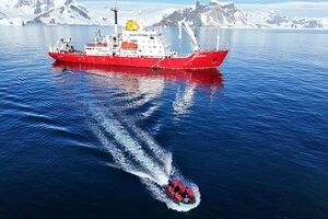 Криголам «Ноосфера» доставив 31-шу експедицію на станцію «Вернадський»