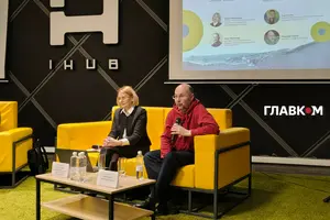 Експерт Михайло Хорєв (на фото справа у червоному худі) пояснив, чи можливо відновити водопостачання на Донеччині