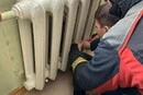 У школі на Оболоні дитина застрягла в батареї: як рятували хлопчика (фото)