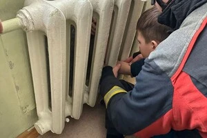 У школі на Оболоні дитина застрягла в батареї: як рятували хлопчика (фото)