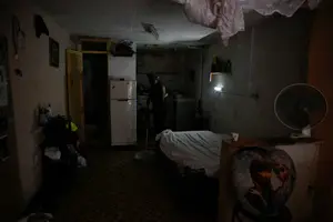 62-річна Морайма Рікардо, пенсіонерка, прибирає свій будинок під час відключення електроенергії на Кубі