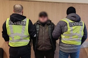 Поліцейські затримали іноземця, який танцював на меморіалі пам’яті полеглих захисників на Майдані Незалежності