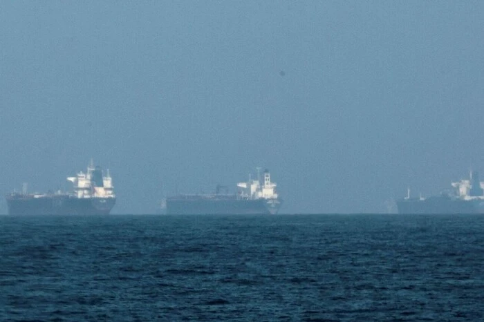 Біля Ормузької протоки скупчилися близько тисячі суден