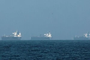 За менш ніж тиждень через Ормузьку протоку змогли пройти лише близько 40 суден