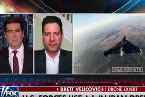 Під час інтерв’ю з експертом з безпілотників на екрані з’являються кадри польотів дронів у небі над Україною