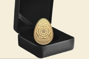 На монеті зображено орнамент із трояндою