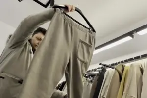 У магазині пояснили, що продають копії брендових речей китайського виробництва, а ось сертифікацію вони проходять у Росії