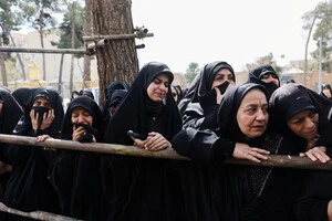 Жінки плачуть під час похорону дворічної дитини, яка загинула внаслідок ударів по Тегерану