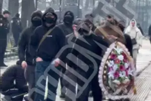 Під час Маршу жінок у Львові невідомі кинули у натовп похоронний вінок