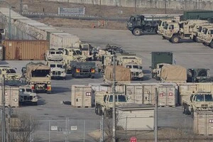 Американська військова техніка припаркована на американській базі в Тондучхоні під час навчань союзників