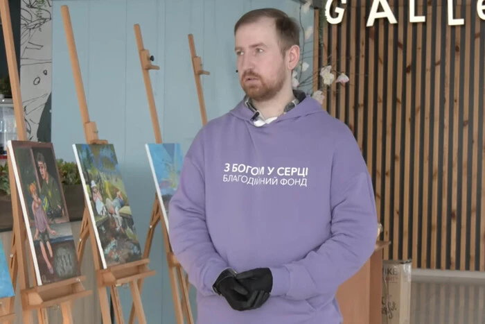 Ветеран, який втратив обидві руки, малює протезами картини (фото)