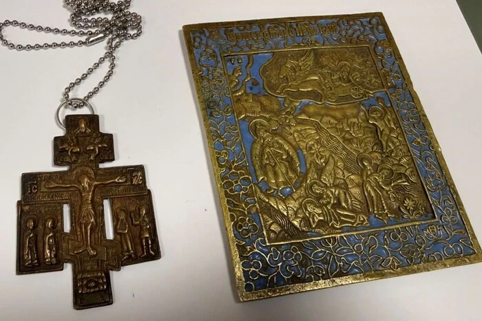 Київські митники передали музею старообрядницькі реліквії (фото)