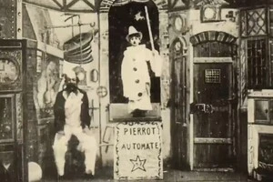 Вважається, що «Гугусс та автомат» – це перший фільм, у якому з'являється робот