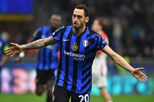 Хакана Чалханоглу зваблюють турецькі гранди