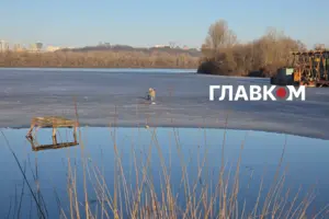 Рибалка на київській водоймі розкладає снасті, поки навколо стрімко тане лід. 11 березня, температура повітря +15°C