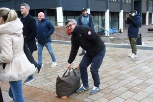 Джої Бартон (у центрі) матиме час подумати над своєю поведінкою