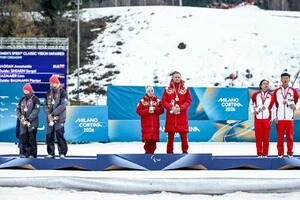 Німецькі спортсмени (ліворуч) не зняли шапки під час виконання гімну РФ