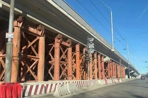 У 2026 році замість легких тимчасових конструкцій на Нивках почали встановлювати величезні капітальні підпірки