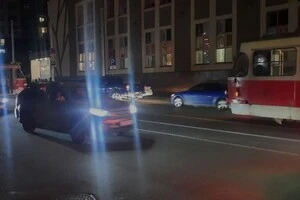 Відновити рух вдалося лише за допомогою спецтехніки та автомобільного крана, які поставили багатотонну машину на рейки