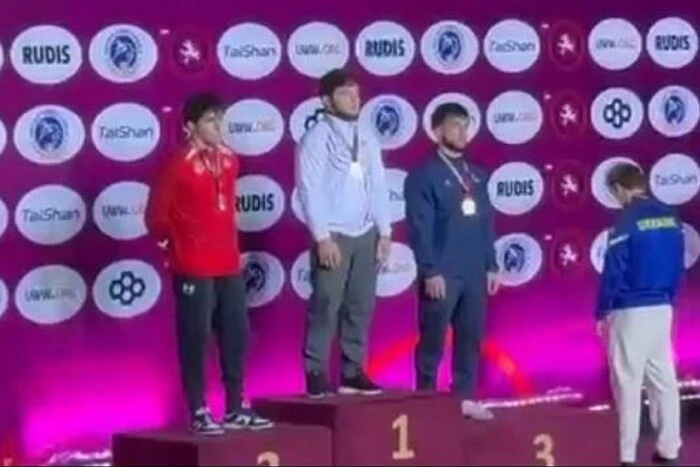 Борець Костюк повернувся спиною до прапора РФ під час виконання гімну Росії на Чемпіонаті Європи