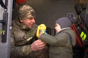 Від військових малюк отримав особливий подарунок – іграшкового зайця, який тепер супроводжуватиме його на шляху до безпеки