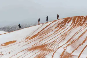 Сніг випав у пустелі Сахара в алжирському місті Айн-Сефра